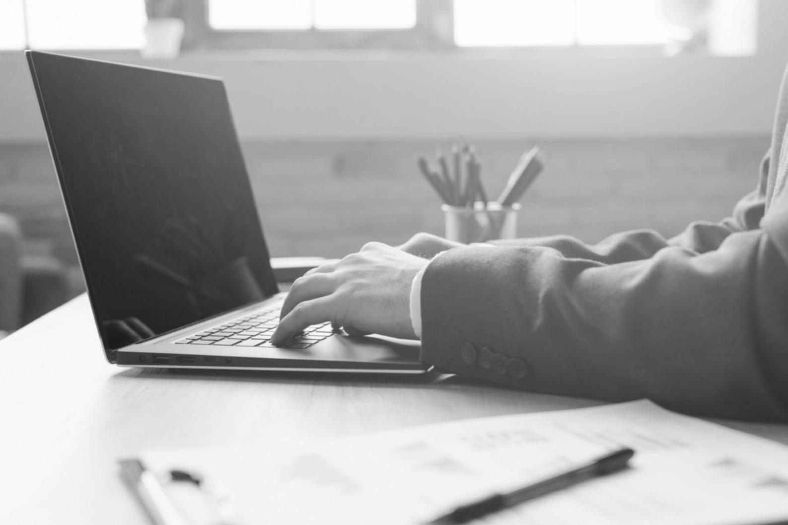 Seguimiento de casos reales aplicados en contextos empresariales financieros