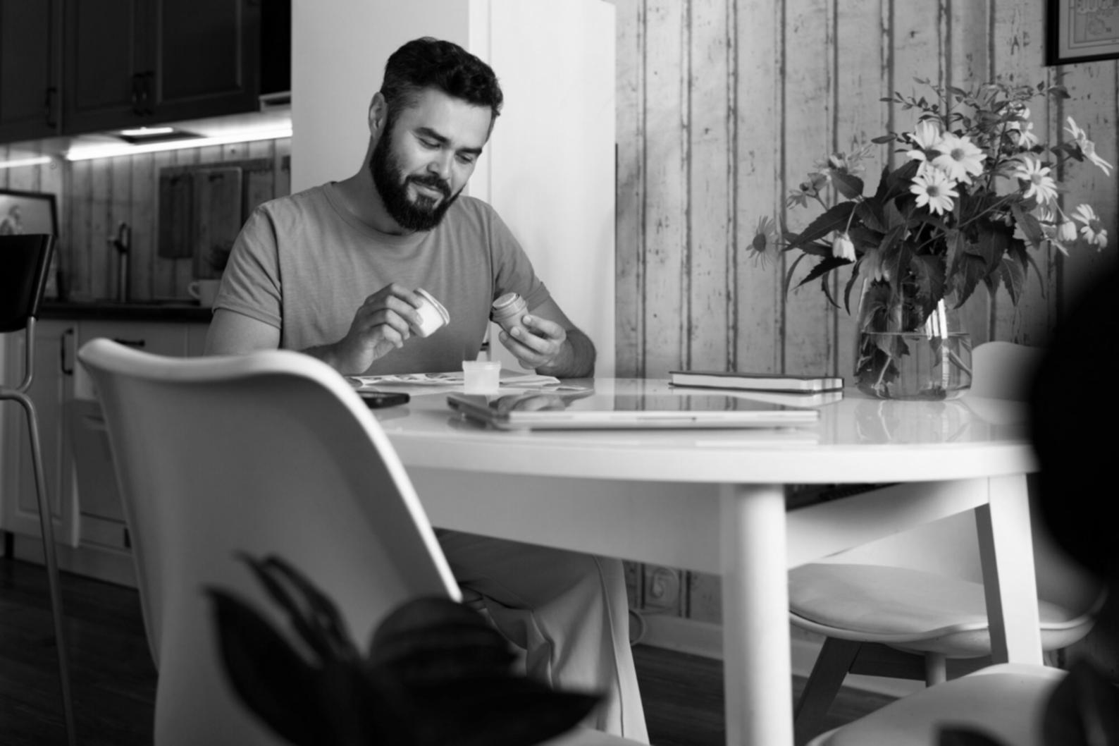 Espacio de trabajo profesional con ordenador preparado para formación en negociación empresarial