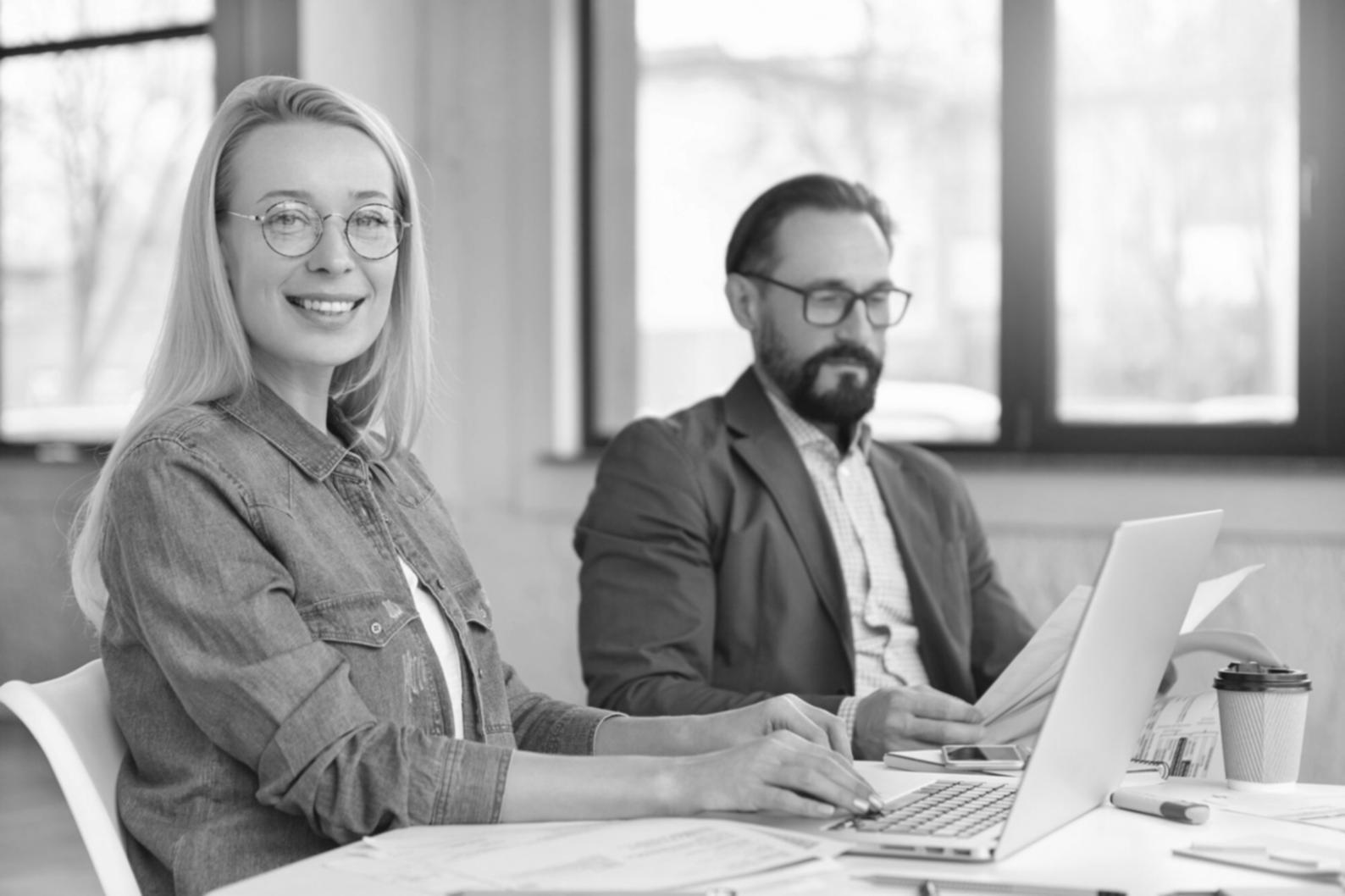Sesión de formación en negociación empresarial con participantes analizando casos reales