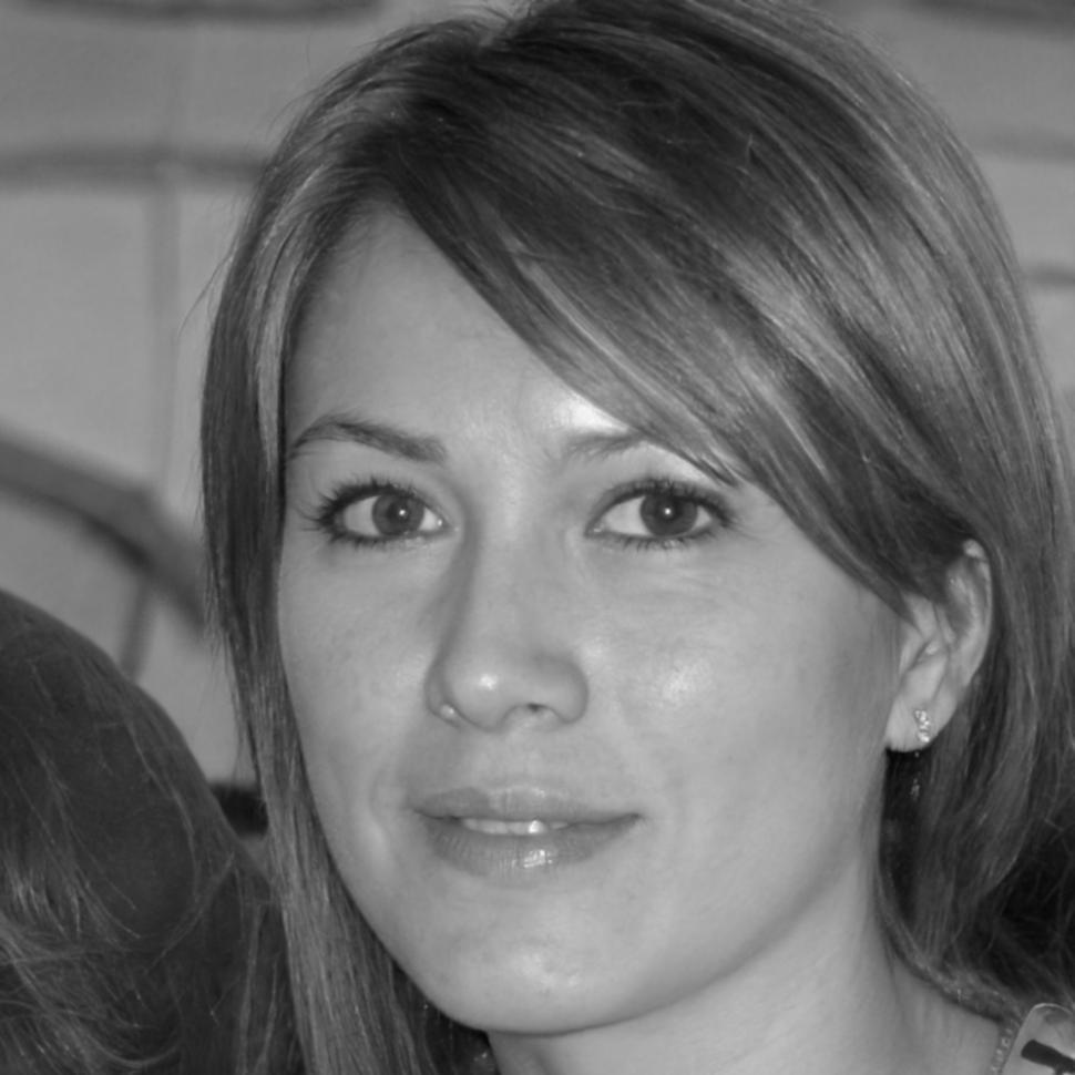 Retrato profesional de Bienvenida Cortázar, especialista en negociación comercial